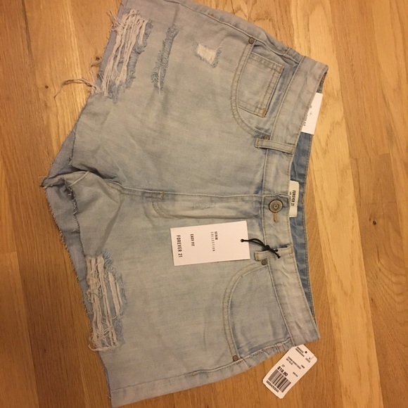 Cute distressed jean shorts - Picture 1 of 2